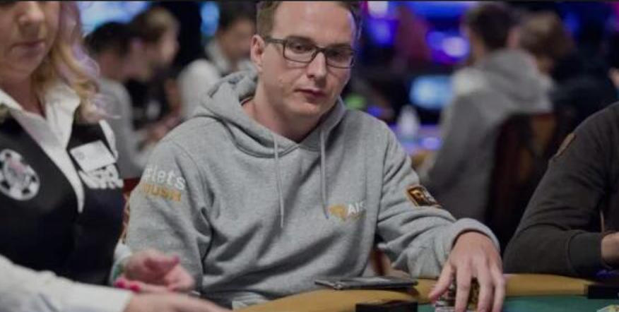 “德州扑克桌：游戏技巧与策略全解析”